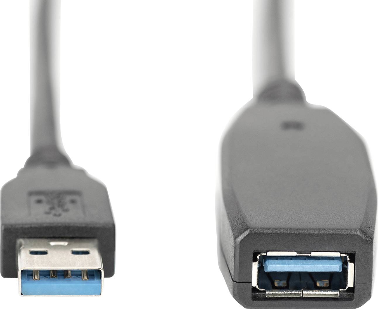 Ein USB 3.0-Kabel mit männlichem und weiblichem Anschluss. Der männliche Stecker ist links, der weibliche Anschluss rechts.