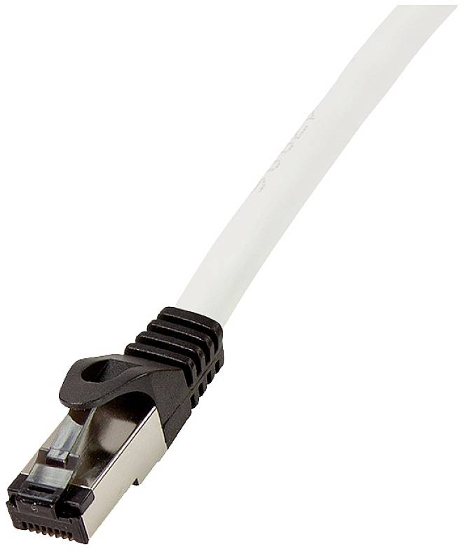 Ein weißes Ethernet-Kabel mit einem RJ45-Stecker, der für Netzwerkverbindungen genutzt wird.
