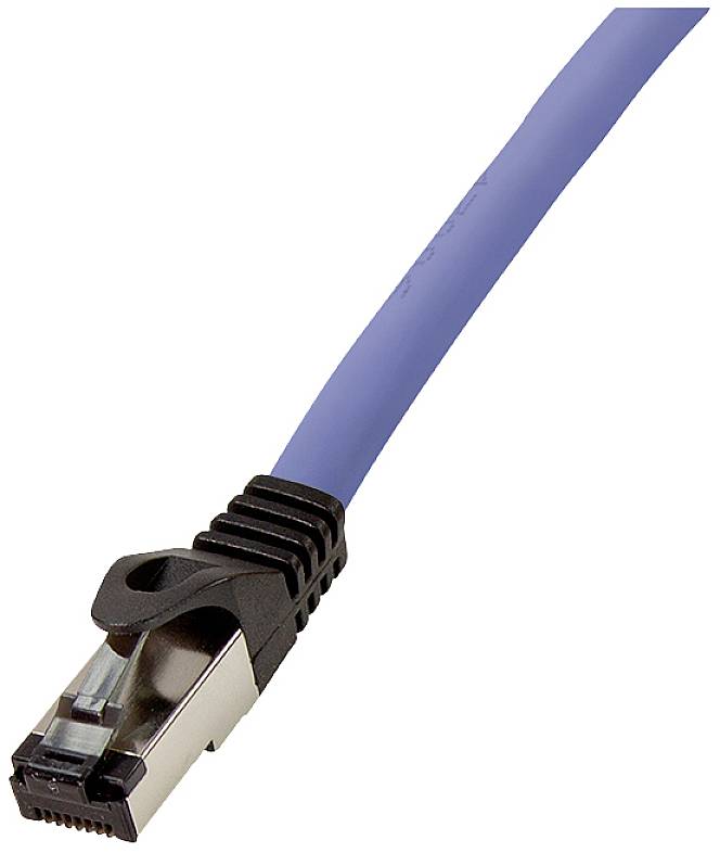 Ein blaues Ethernet-Kabel mit einem schwarzen, geschirmten RJ-45-Stecker.