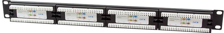 Ein Patchpanel mit vier Reihen von Anschlüssen. Jede Reihe zeigt farblich kodierte Drähte zur Organisation von Netzwerkkabeln.
