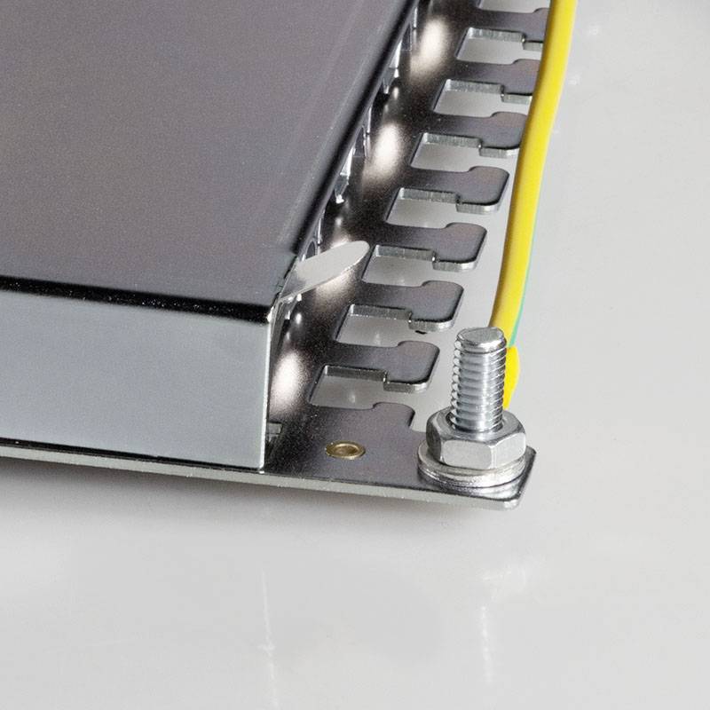 Nahaufnahme eines metallischen elektronischen Bauteils mit sichtbaren Schrauben und Kabel, möglicherweise Teil eines größeren Geräts.