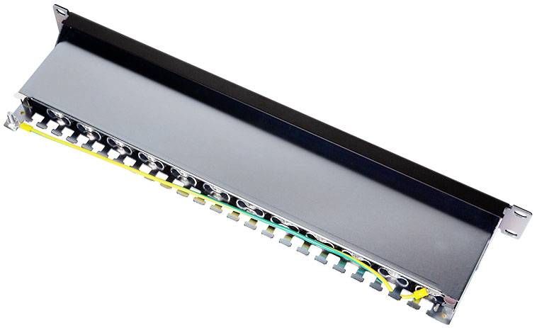 Schwarzes Rack-Patchpanel mit mehreren Kabelkanälen und angeschlossenen Kabeln, in einer diagonalen Ansicht dargestellt.