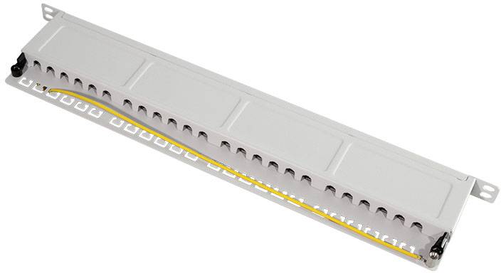 Ein leerer Patchpanelrahmen aus Metall mit mehreren Steckplätzen zur Organisation von Netzwerkkabeln.