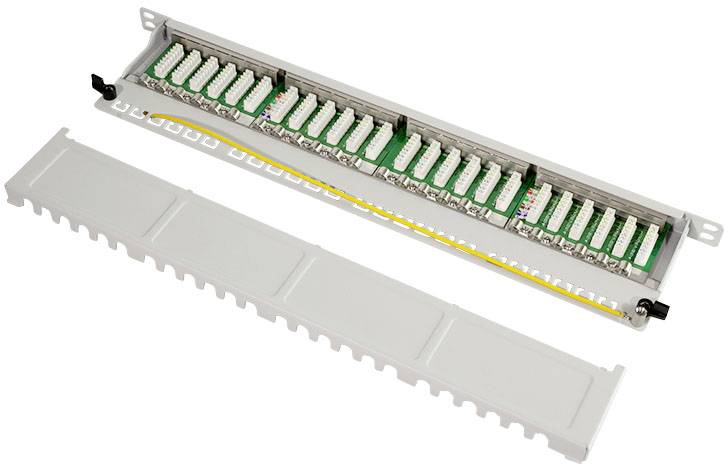 Ein geöffnetes Verteilerfeld mit mehreren Kabelanschlüssen und einer abgenommenen Abdeckung, vermutlich für Netzwerkverkabelungen.