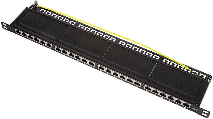 Patchpanel mit 24 RJ45-Ports in einer Rackmontage-Konfiguration. Gelbe Kabel sind auf der Rückseite sichtbar.