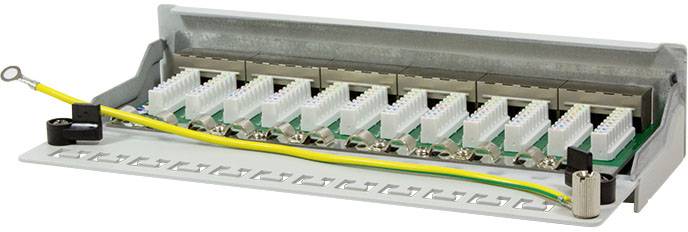 Ein offenes Patchpanel mit mehreren Ethernet-Buchsen, Kabeln und Verbindungen, das in einer Serverraumumgebung verwendet wird.