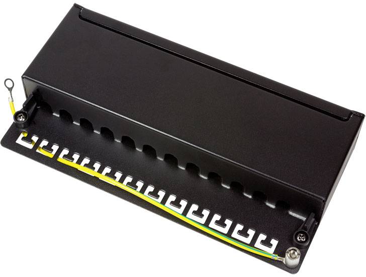 Ein schwarzes elektrisches Anschlussgehäuse mit mehreren Kabelöffnungen und einer angebrachten Erdungsschiene.