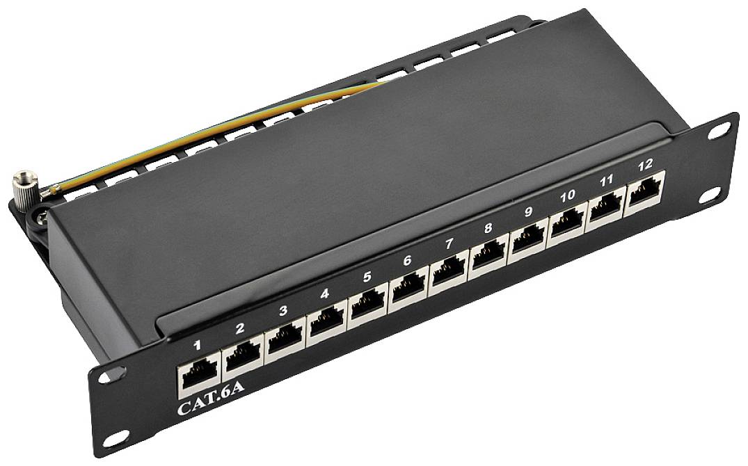 Ein schwarzes Patchpanel mit 12 nummerierten RJ45-Ports, etikettiert mit 'CAT.6A', für Netzwerkverkabelung eingesetzt.