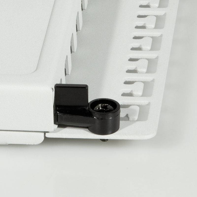 Ein schwarzes Zahnscharnier an einem weißen Bindegerät, das zum Binden von Papier verwendet wird.