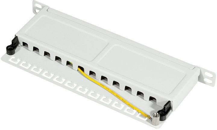 Ein rechteckiges weißes Gerät mit Kabelanschlüssen und einem gelben Draht, montiert auf einer Halterung.