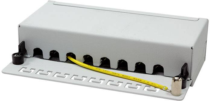 Metallbox zur Kabelführung mit mehreren Öffnungen, ein gelbes Kabel ist eingesteckt.