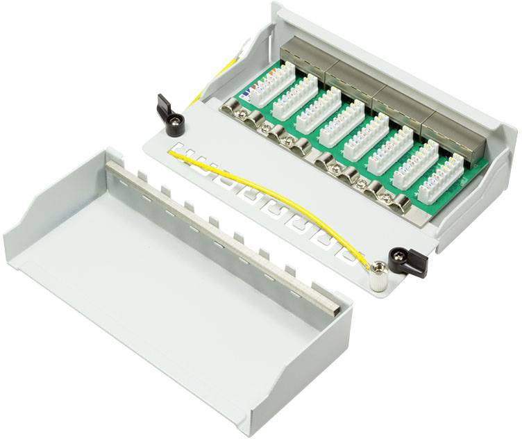 Offene Verteilerbox mit mehreren Kabelanschlüssen und Schutzabdeckung, zeigt interne Verkabelung und technische Komponenten.