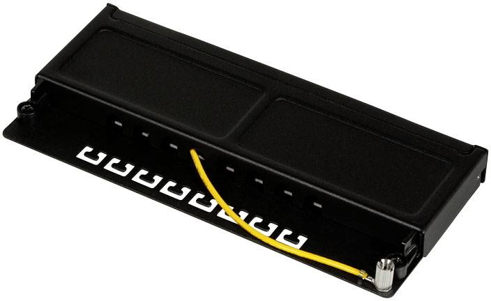 Elektronisches Bauteil, schwarz, mit gelbem Draht und Metalldetail rechts. Rechteckig, flaches Profil, vermutlich Teil einer Schaltung.