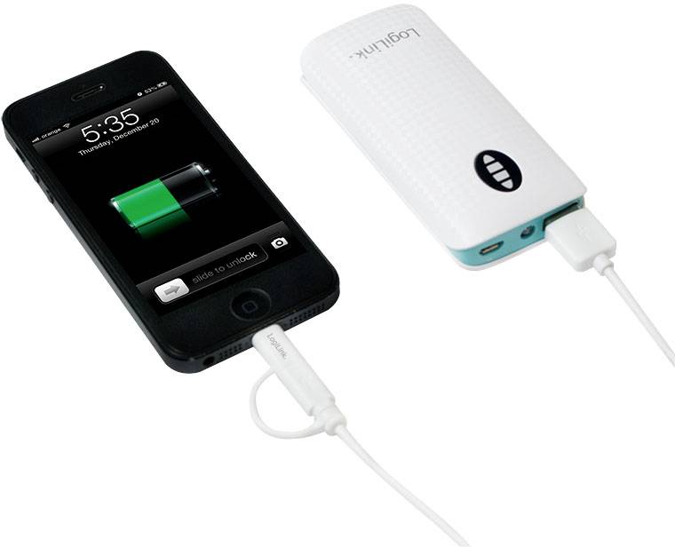 Ein Smartphone wird über ein Kabel mit einem externen Akku verbunden. Der Bildschirm zeigt eine grüne Batterieladeanzeige.