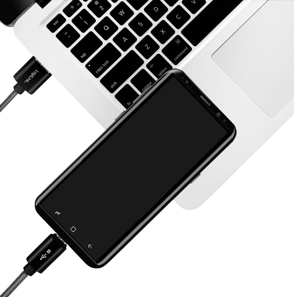 Ein Smartphone ist über ein USB-Kabel mit einem Laptop verbunden, das zeigt, wie Geräte zur Datenübertragung oder zum Laden verknüpft werden.
