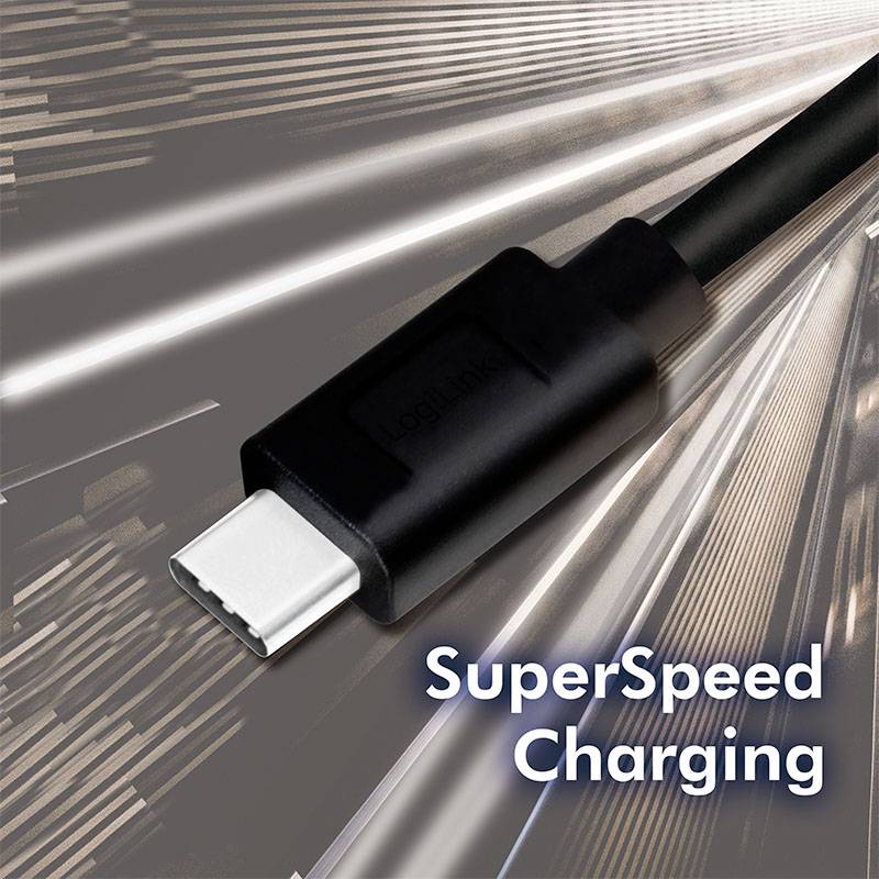 Ein schwarzes USB-C-Kabel nah an einem Computerport, mit dem Text 'SuperSpeed Charging' unten rechts, symbolisiert schnelles Laden.