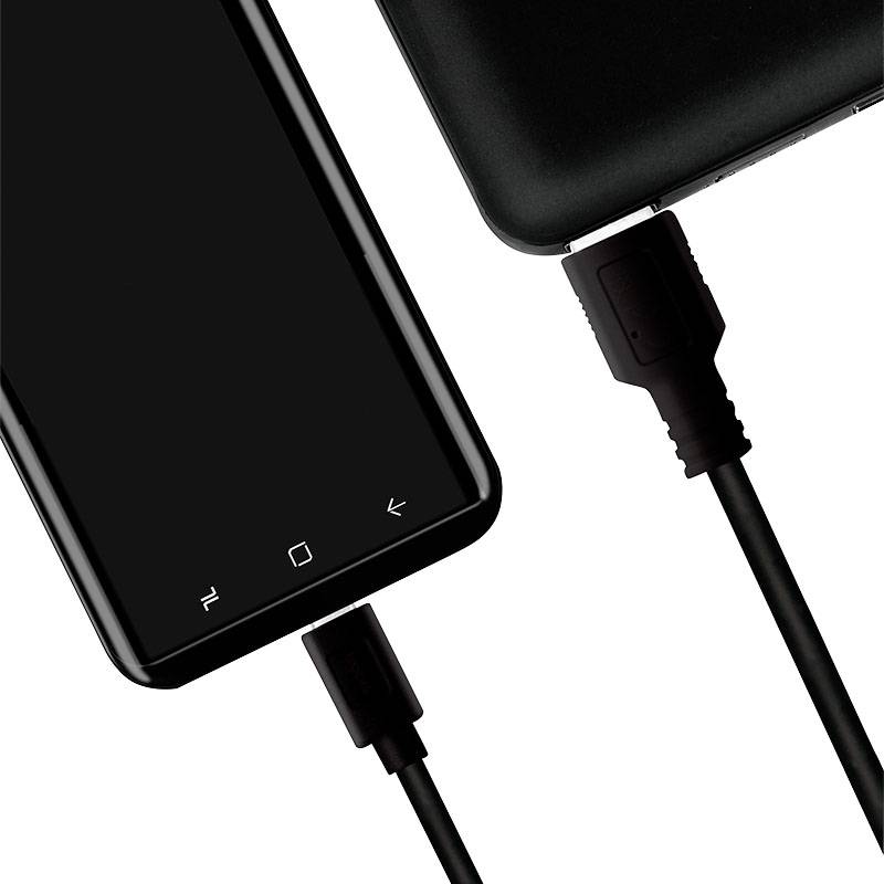 Smartphone wird mit Ladegerät verbunden; Kabel zeigt Ladevorgang.