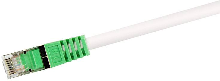 Ein weißes Ethernet-Kabel mit grünem Stecker, das zur Datenübertragung in Netzwerken verwendet wird.