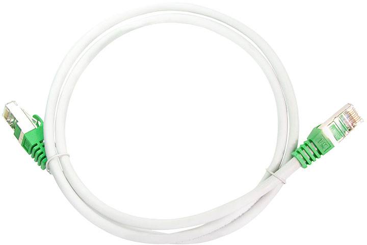 Ein Ethernet-Kabel mit grünen Steckern, das für Netzwerkverbindungen genutzt wird.
