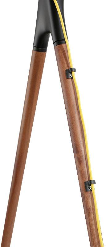 Detailaufnahme eines Holzstativs mit schwarzem Kopfteil und gelbem Kabel, das entlang eines der Beine befestigt ist.