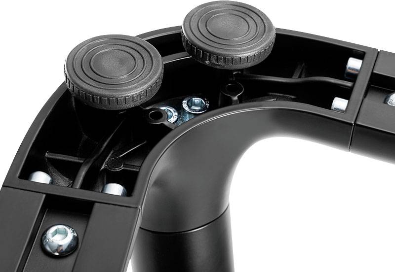 Nahaufnahme eines schwarzen, verstellbaren Möbelfußes mit zwei runden Gummisohlen und Schrauben, die die Struktur verbinden.