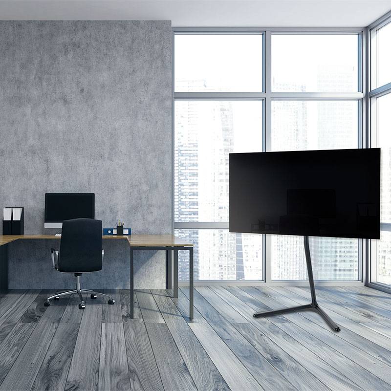 Modernes Büro mit großem Fenster, Blick auf die Stadt. Schreibtisch mit Lederstuhl, Computerbildschirm auf Ständer, Holzboden.