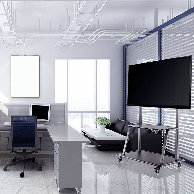 Modernes Büro mit Schreibtisch, Computer, großem Monitor auf Rollständer und hellen Fenstern.