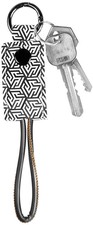 Ein schwarzer und weiß gemusterter Schlüsselbund mit zwei silbernen Schlüsseln und einer schwarzen Schlaufe zum einfachen Tragen.