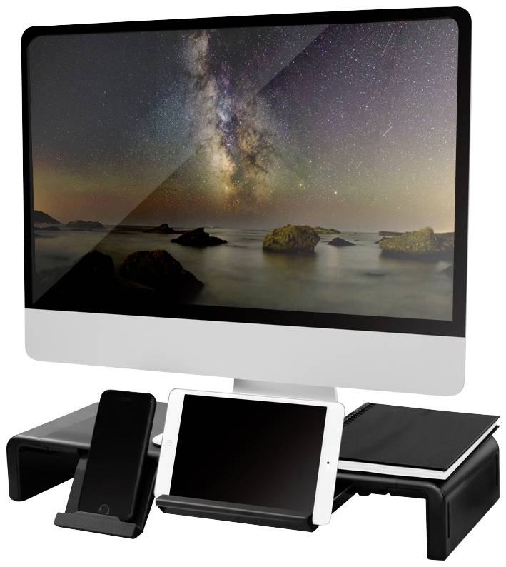 Ein großer Monitor zeigt den Sternenhimmel über einem Meer mit Felsen. Darunter stehen ein Smartphone, Tablet und Notizbuch auf einem Ständer.