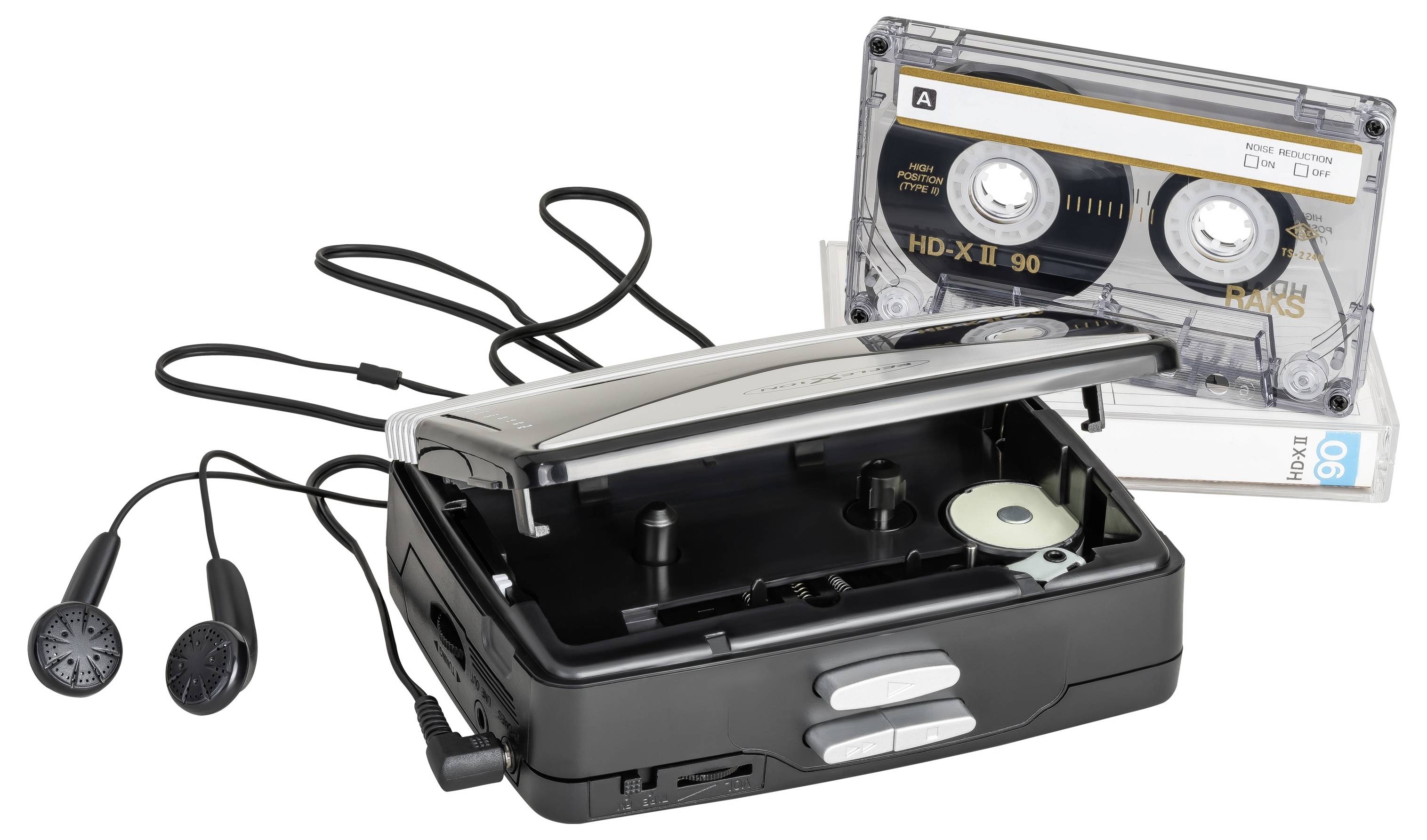 Tragbarer Kassettenrekorder mit Ohrhörern, dargestellt mit einem eingelegten Kassettenband und einer weiteren Kassette im Hintergrund.