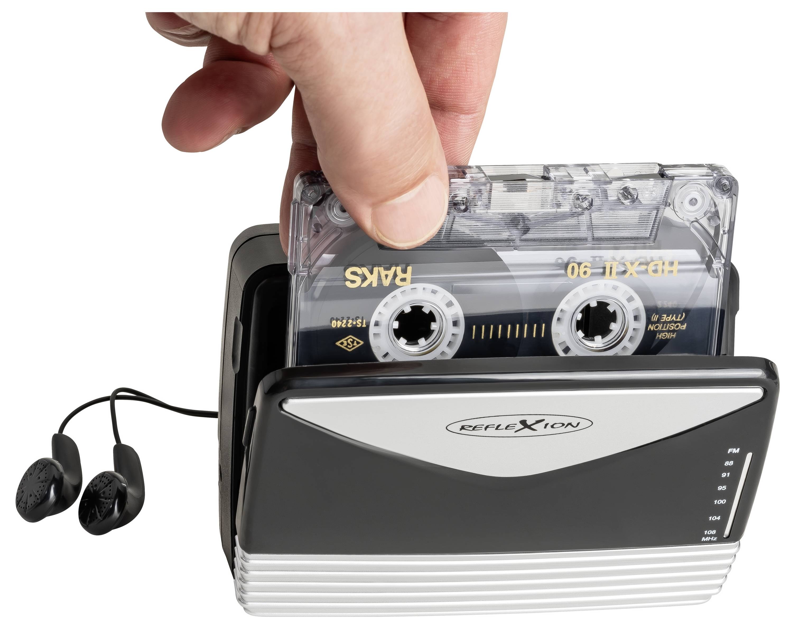 Hand, die eine Kassette in einen tragbaren Kassettenspieler mit angebrachten Kopfhörern vor weißem Hintergrund einführt.