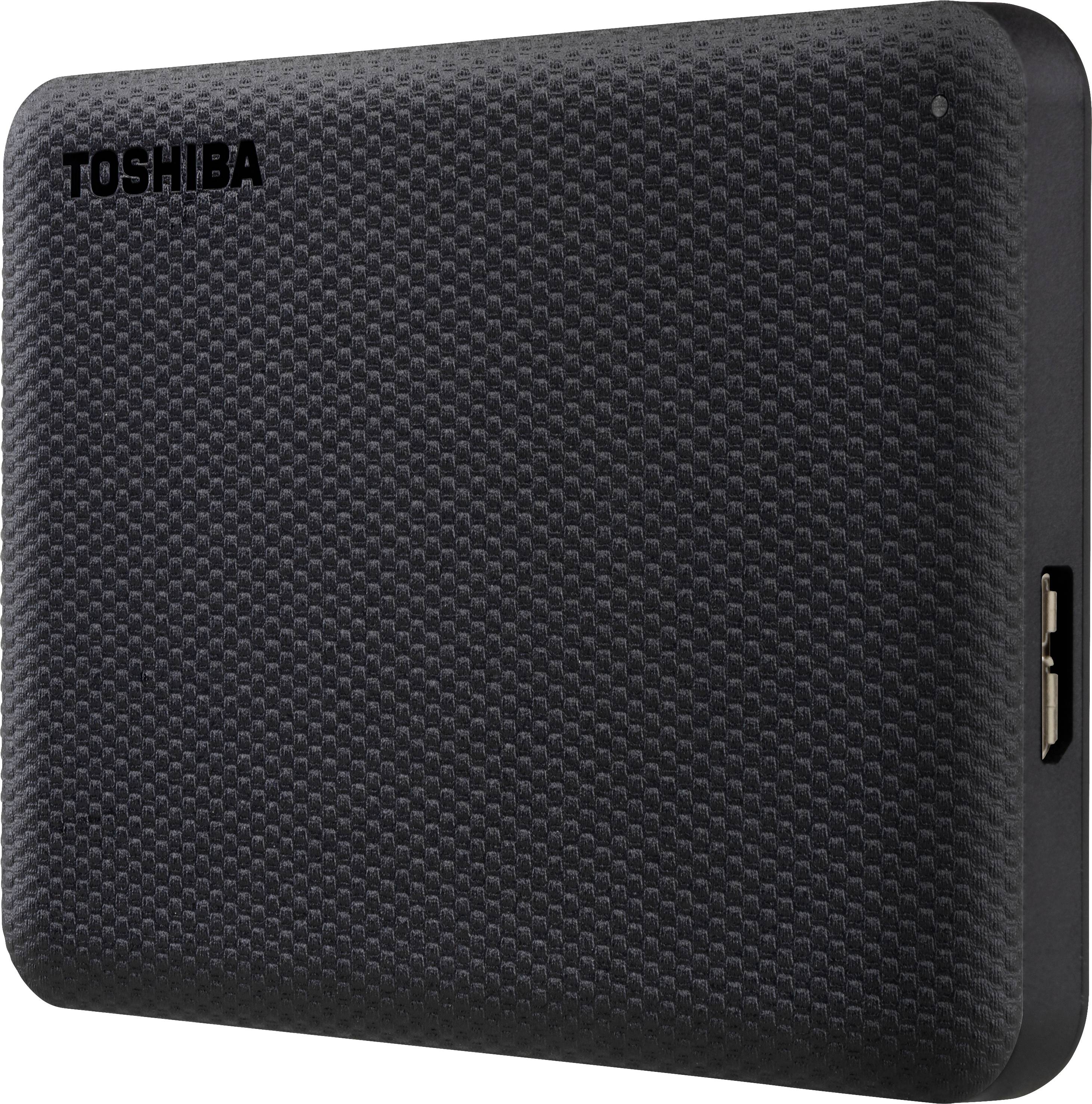 Externe Festplatte von Toshiba, schwarz mit Textur, rechteckige Form, seitlicher USB-Anschluss sichtbar.