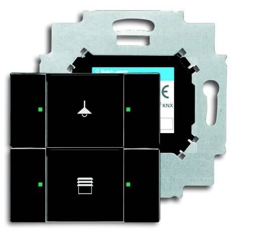 Ein schwarzer Lichtschalter mit Symbolen für Licht und Vorhang auf einer Halterung montiert. Geeignet für KNX-Installationen.