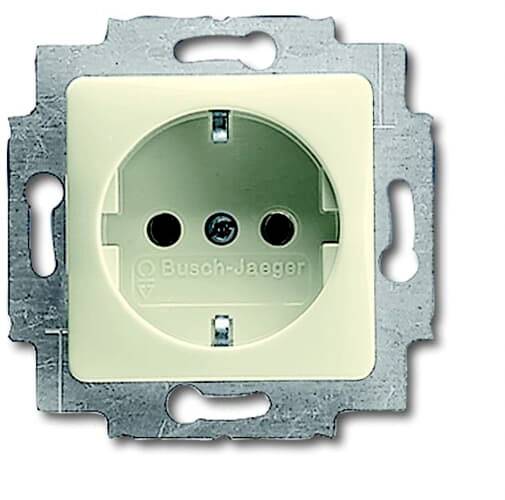 Eine weiße elektrische Steckdose von Busch-Jaeger auf Metallrahmen, geeignet für Unterputzmontage.