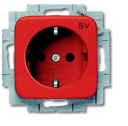 Rote Wandsteckdose mit der Aufschrift 'SV', montiert auf einer Metallplatte, symbolisiert eine spezielle Stromversorgung.