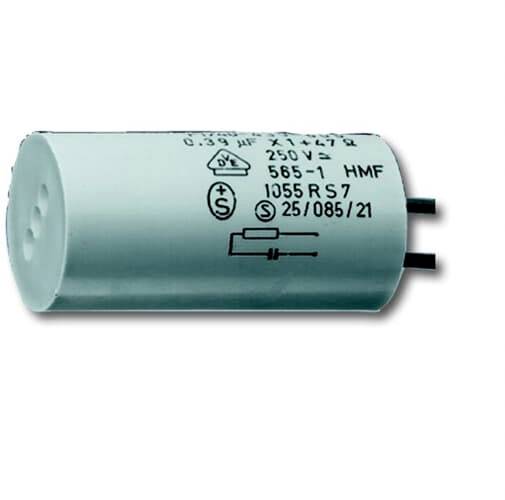 Ein zylindrischer elektrischer Kondensator mit technischen Spezifikationen aufgedruckt, darunter eine Spannung von 250 V.