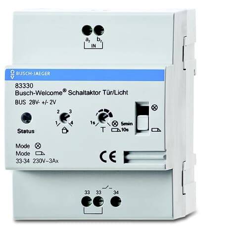 Ein Schaltaktor von Busch-Jaeger für Tür/Licht. Modellnummer 83330, für BUS 28V. Zeigt Status- und Moduseinstellungen.