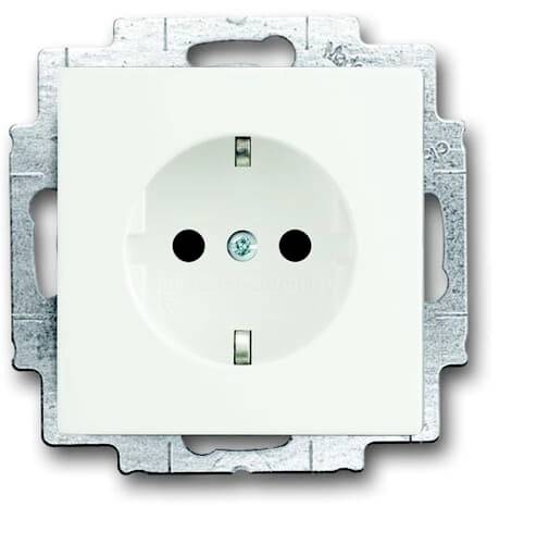 Weiße Steckdose mit zwei runden Öffnungen und Erdungskontakt, eingebaut in eine rechteckige Metallhalterung.