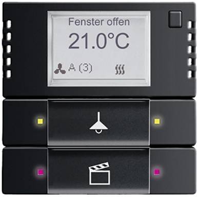 Anzeige auf einem Steuerungsgerät zeigt 'Fenster offen 21.0°C'. Bedienfelder darunter mit Symbolen für Licht und Vorhänge.