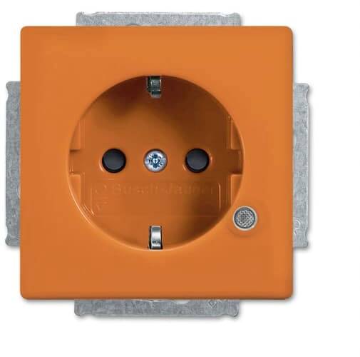 Eine orangefarbene Steckdose mit zwei runden Löchern und einer Erdungsklammer in der Mitte.