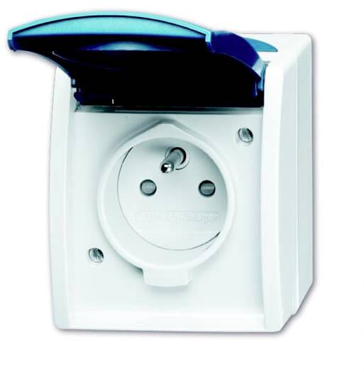 Weiße Außensteckdose mit blauer Abdeckung in geöffneter Position. Geeignet für den Einsatz im Freien.