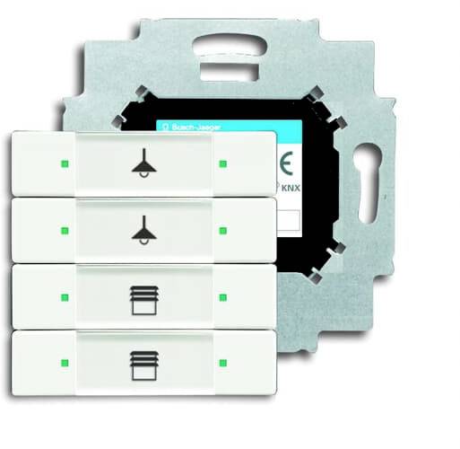 Vierfach-Tastschalter mit Symbolen für Lampensteuerung und Jalousien. Quadratische Knöpfe mit grünem LED-Indikator. Montageträger sichtbar.