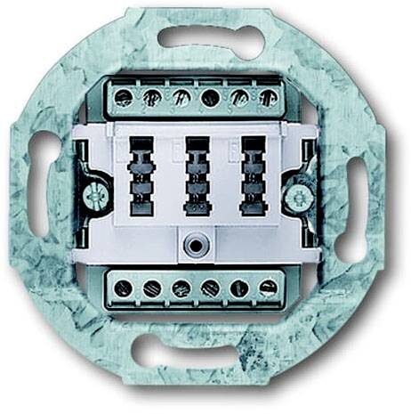 Elektrische Anschlussdose mit mehreren Schraubklemmen, montiert auf einer grünen Metallplatte, geeignet für mehrere Kabelverbindungen.