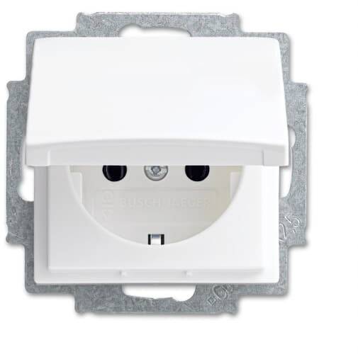 Weiße Steckdose mit Klappdeckel, in eine graue Metallhalterung integriert, Marke 'Busch-Jaeger'.
