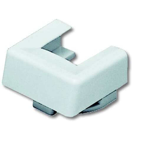 Ein weißer quadratischer Kunststoffwinkel mit einer Öffnung auf der Oberseite ist zu sehen.