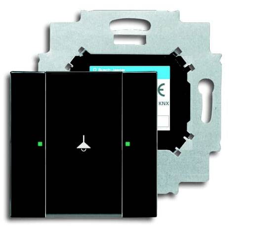 Ein schwarzer Lichtschalter mit drei Tasten und einem zentralen Lampensymbol, montiert auf einer metallenen Trägerplatte.