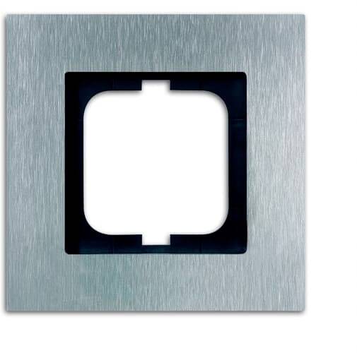 Metallene Rahmenabdeckung für eine Steckdose oder einen Schalter, quadratisch, mit gebürsteter Oberfläche und schwarzem Innenrand.