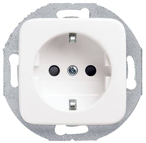 Weißer Wandsteckdose in Metallrahmen, frontalansicht, Lochung zur Befestigung sichtbar.