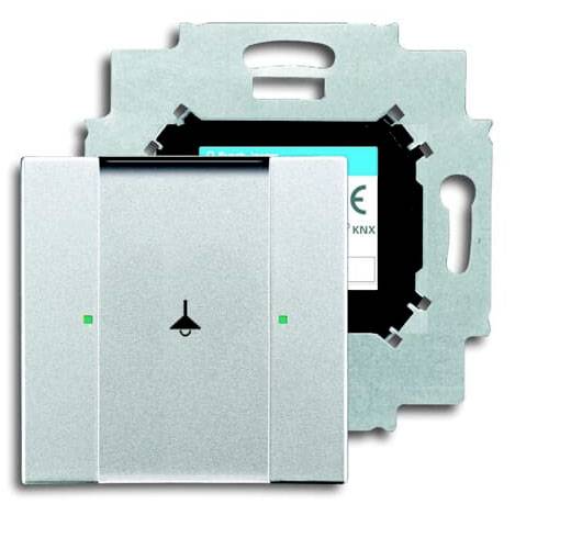 Ein silberner Wandschalter mit Logos und Symbolen auf der Vorderseite, geeignet für Strom- oder Smart-Home-Steuerungen.