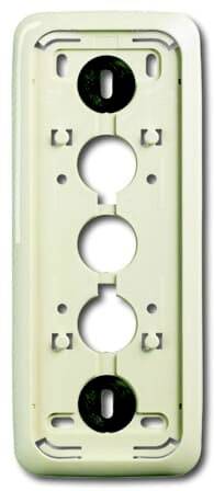 Abdeckung mit drei runden Öffnungen für Stecker oder Schalter, umgeben von weißem Rahmen.